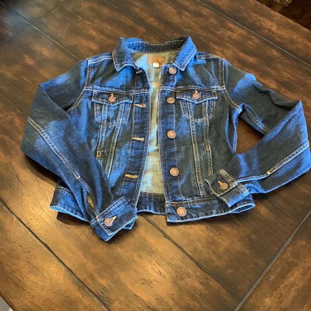 AMERICAN EAGLE OUTFITTERS denim jacket.